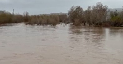 Baraj kapakları açılınca Kızılırmak taştı, köyü su bastı