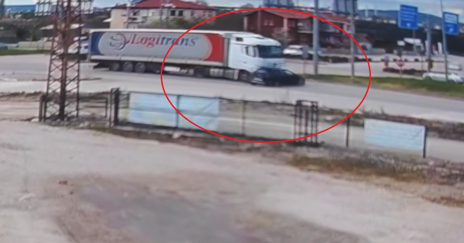 Yürekleri ağza getiren kaza! TIR otomobili önüne katıp metrelerce sürükledi