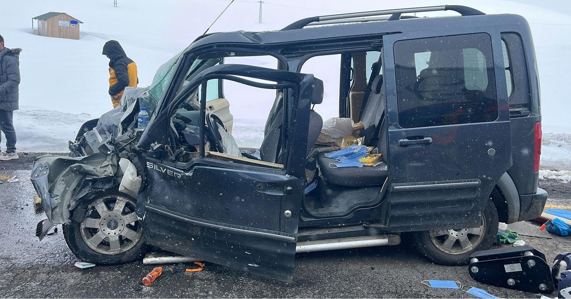 Sisli havada hatalı sollama faciası! Tırla kafa kafaya çarpıştı