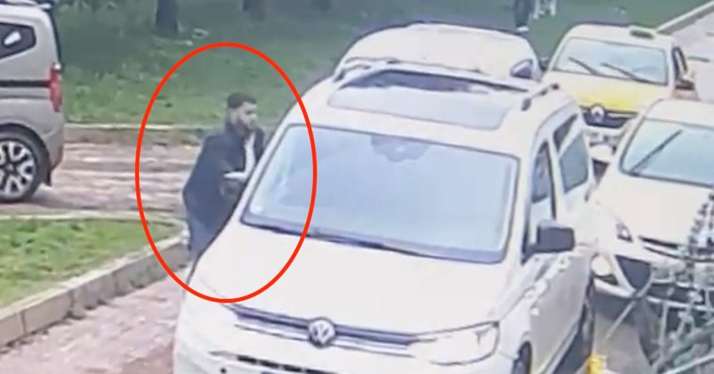 Araçla su sıçrattı, tepki gösteren çocuğu dövdü!