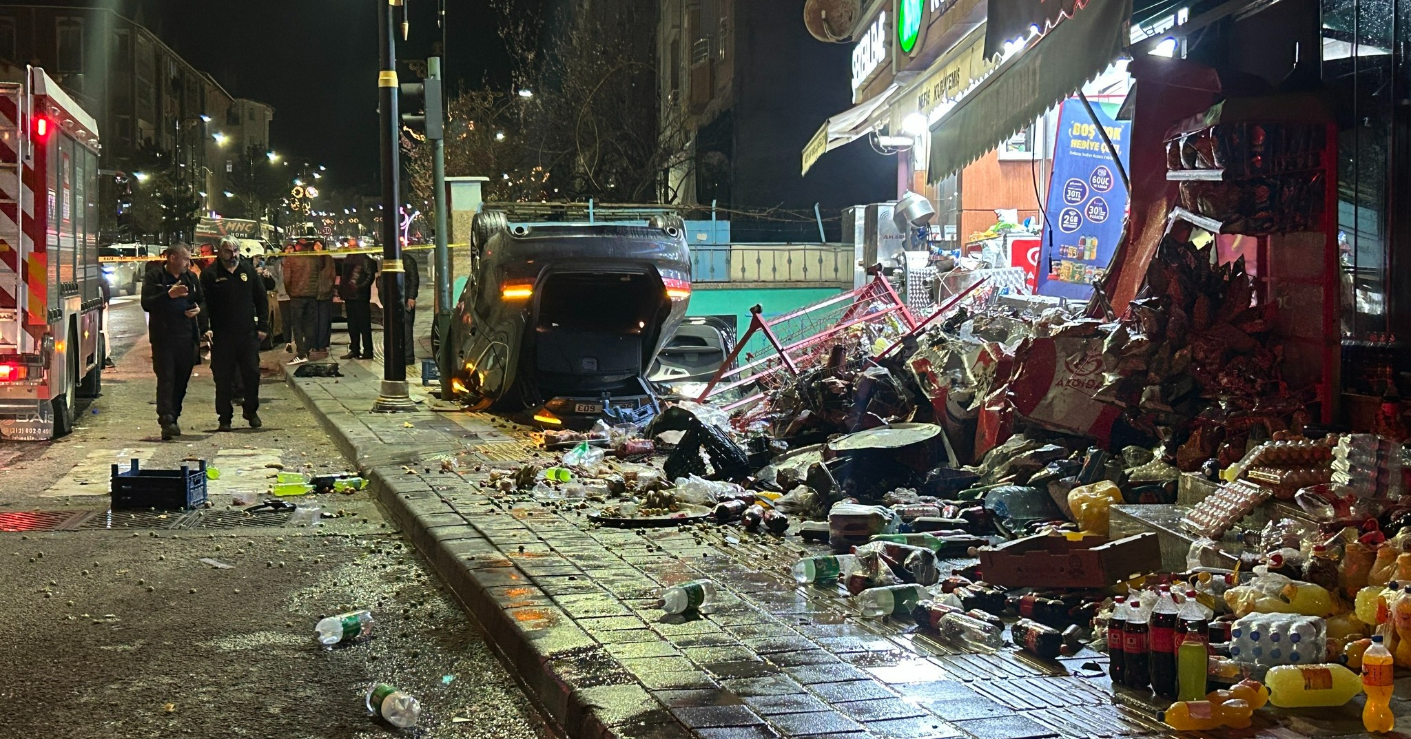 İş yerlerine çarpıp devrilen otomobilin altında kalmaktan son anda kurtuldu