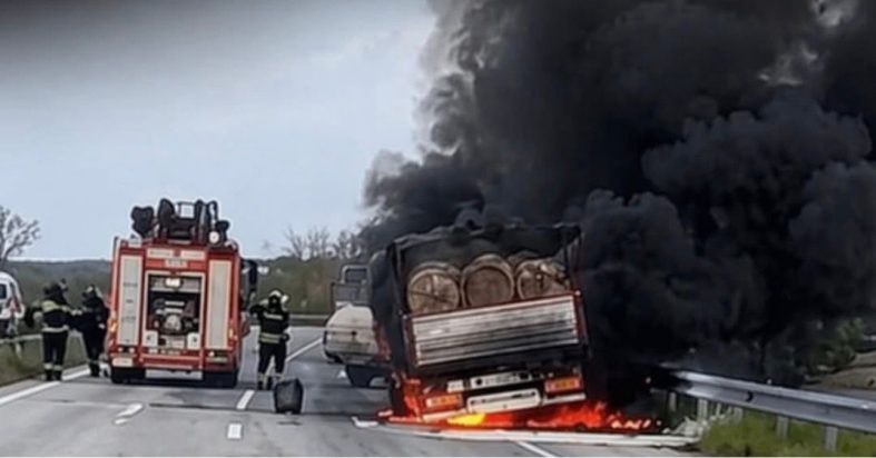 Samsun’da seyir halindeki tomruk yüklü Tır’ın dorsesi alev alev yandı