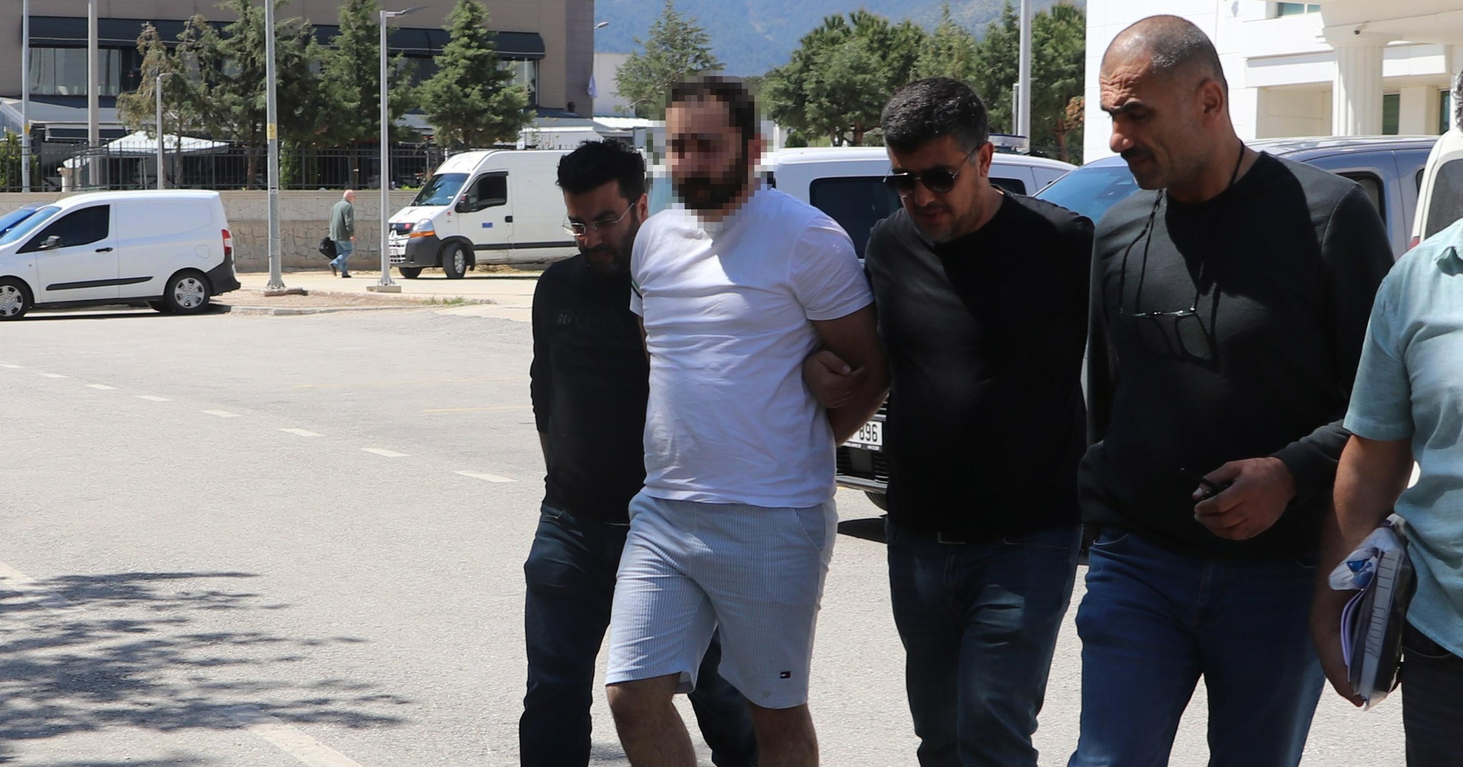 Kız arkadaşının eski eşini bıçaklayarak öldürdü!