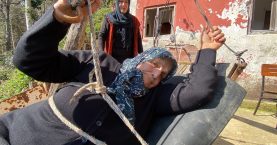 Yol olmayan eve çelik tel üzerinde tehlikeli yolculuk