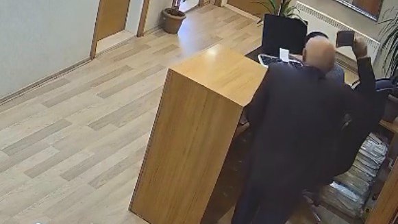 Yaşlı adam belediye personeline satırla saldırdı!