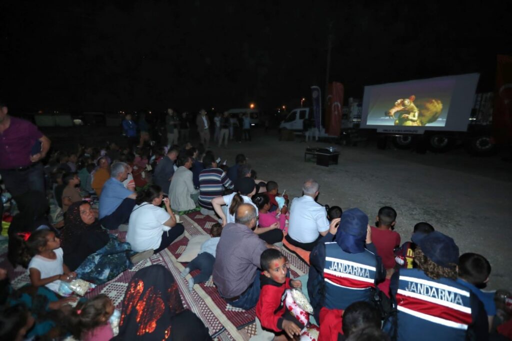 Vali ve eşi, mevsimlik tarım işçilerinin çocuklarıyla açık hava sinemasında film izledi