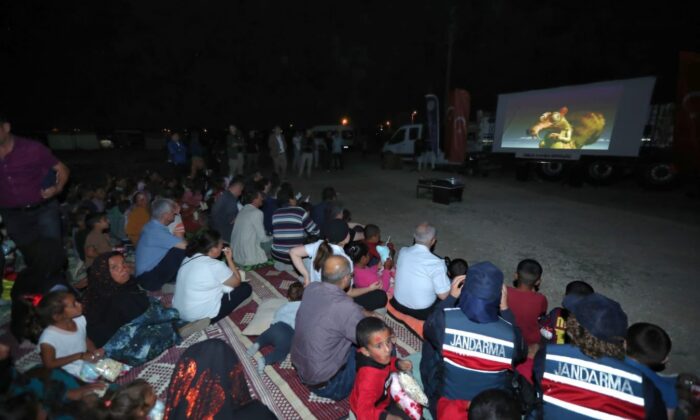 Vali ve eşi, mevsimlik tarım işçilerinin çocuklarıyla açık hava sinemasında film izledi