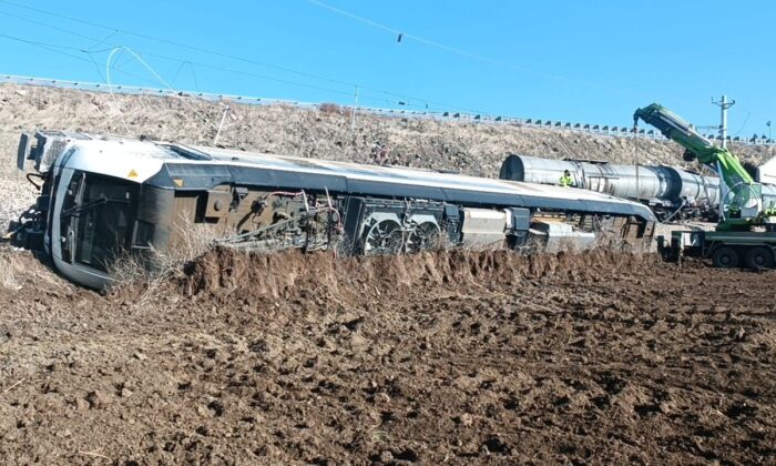 Kırıkkale’de yük treni raydan çıkarak devrildi: 2 kişi yaralandı
