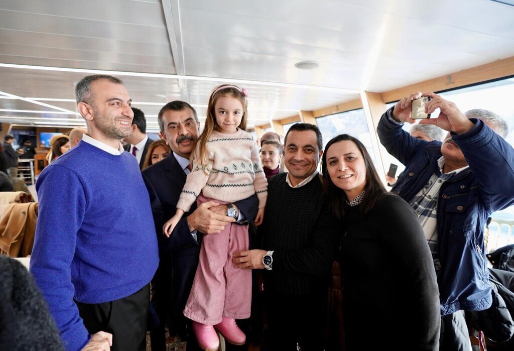 26124747 BAKAN TEKYN GEMYDE OYRETMENLERLE BULUYTU 2