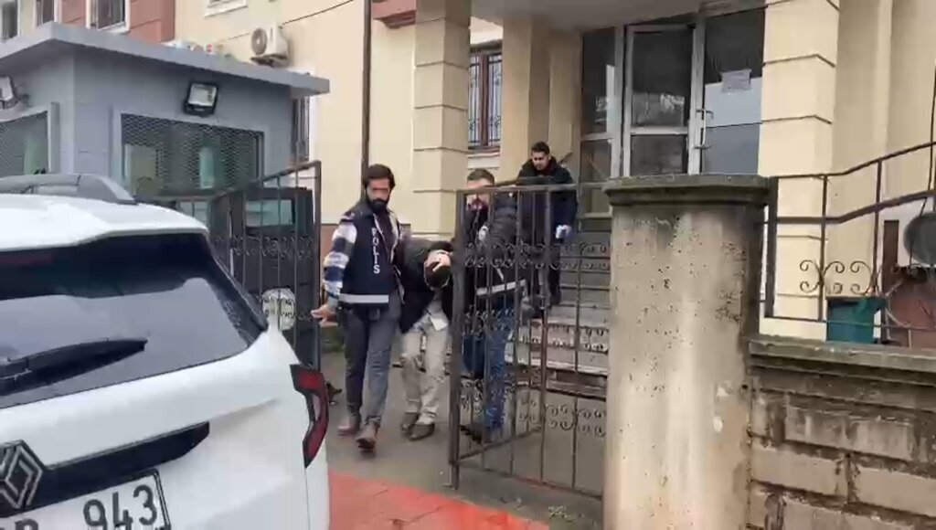 3 AY ONCE EVLENDIGI ESINI BICAKLA AGIR Y 493491 146021