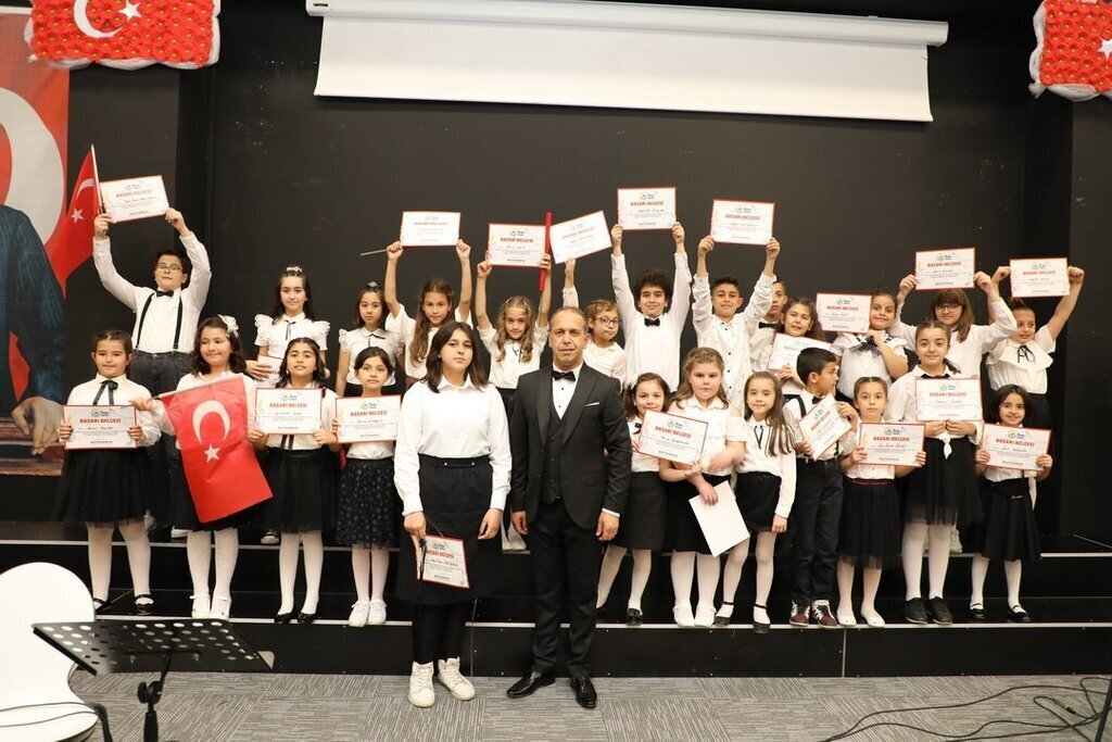 30 KISILIK KORO 24 ESERI ICRA ETTI