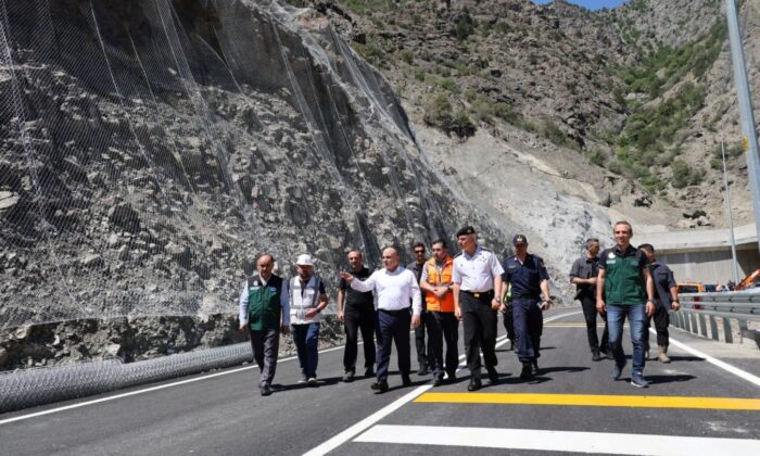 Çökmelerin olduğu Yusufeli T14 Tüneli, trafiğe kapatıldı