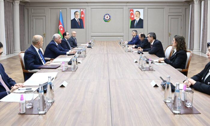 Yusuf Tekin, Azerbaycan Başbakanı Ali Esedov ile bir araya geldi
