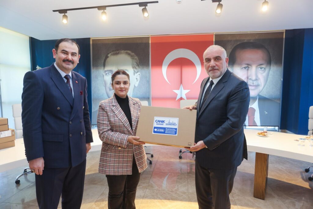 Başkan İbrahim Sandıkçı’dan öğretmenlere laptop