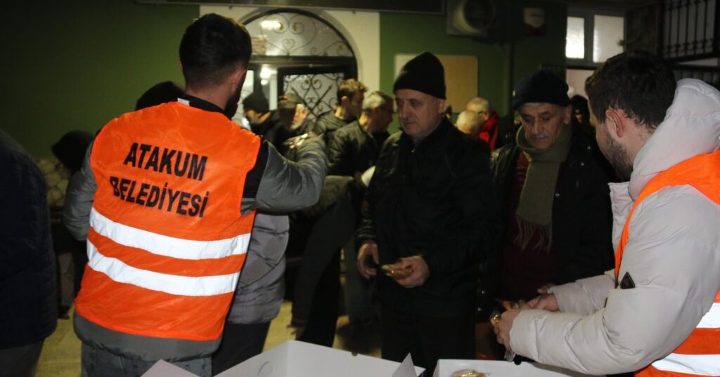 Atakum Belediyesi Regaip Kandili’nde camilerde kandil simidi dağıttı