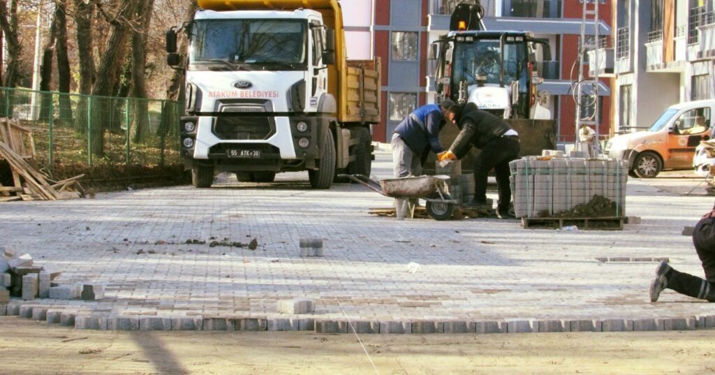 Atakum Belediyesi yol çalışmalarında hız kesmiyor