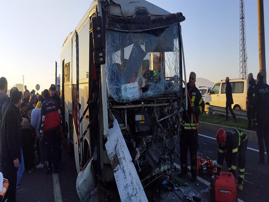 Servis midibüsü ile TIR çarpıştı: 22 işçi yaralı