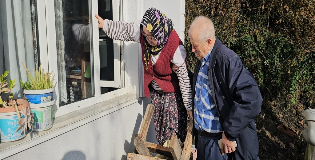 Yaşlı çift heyelan nedeniyle girişi kapanan eve pencereden giriyorlar