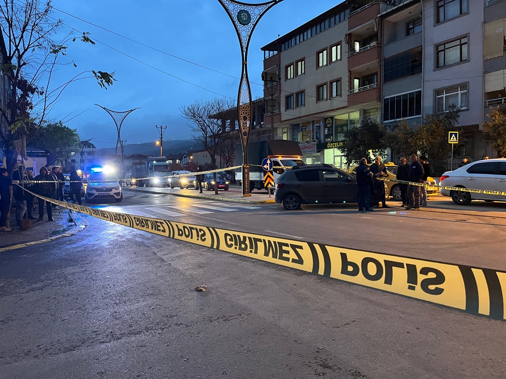 Trafikte tartışan sürücüler birbirlerine ateş açtı; 1’i yoldan geçen 2 yaralı