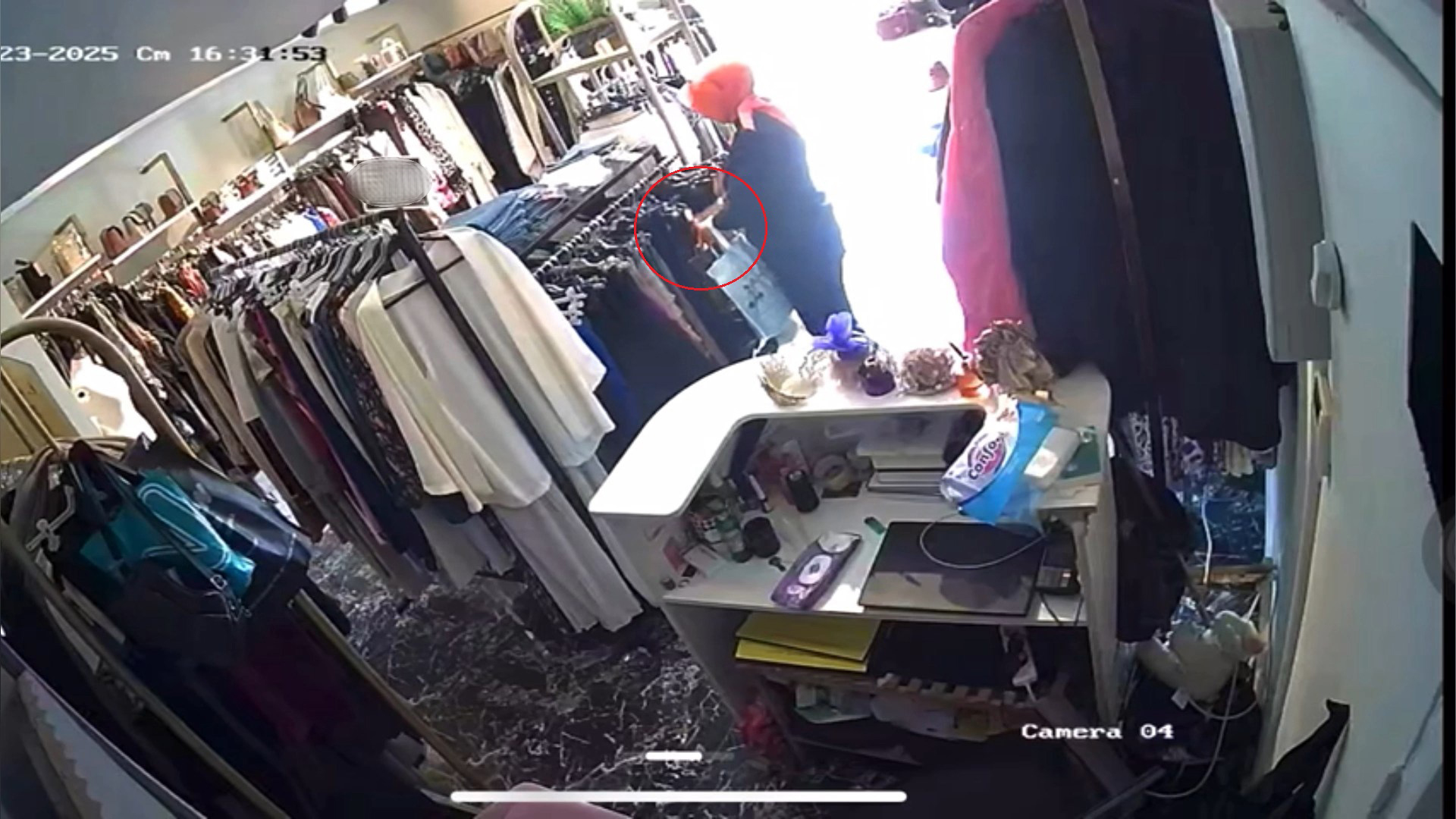 5 BIN LIRALIK GOMLEGI CALDI O ANLAR KAM 879541 261255