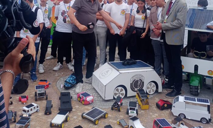 Liseli öğrencileri, güneş enerjisiyle çalışan minyatür araçlar üretti