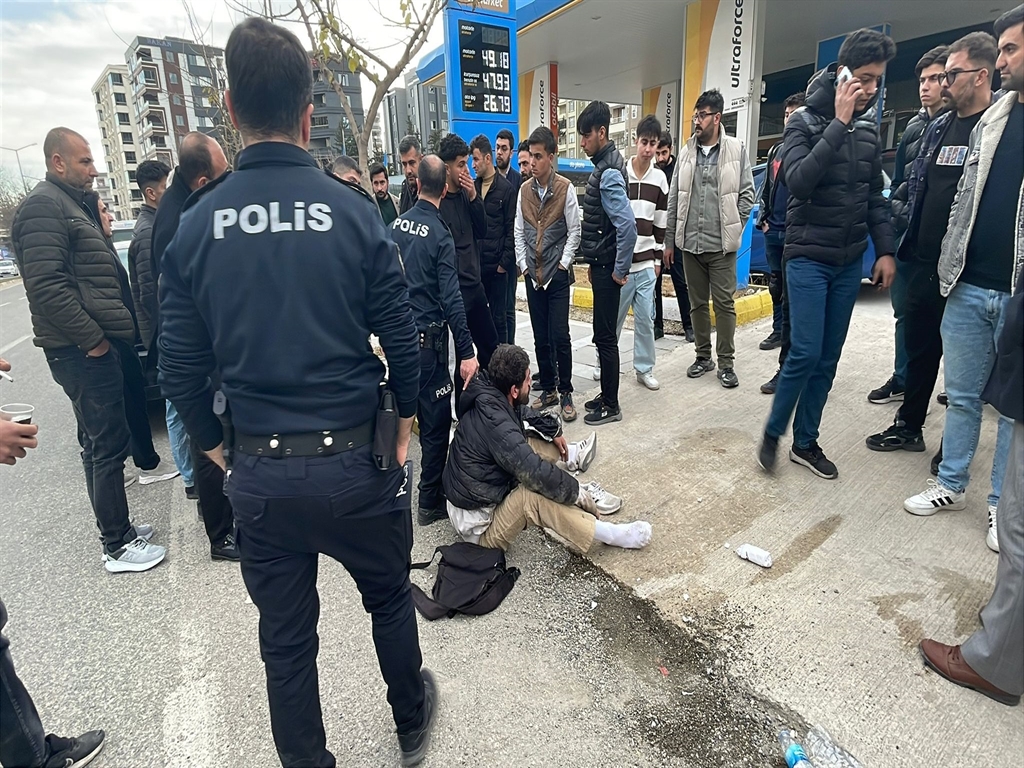 Yol kesen bıçaklı zorbayı dövüp, polise teslim ettiler