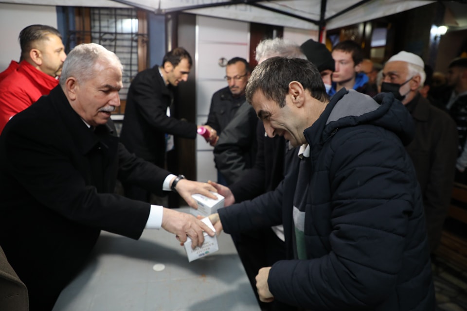 İlkadım Belediyesi’nden vatandaşlara kandil simidi ikramı