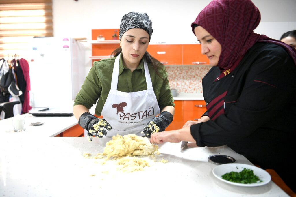 Malatya Büyükşehirden kadınlara yönelik pastacılık kursu