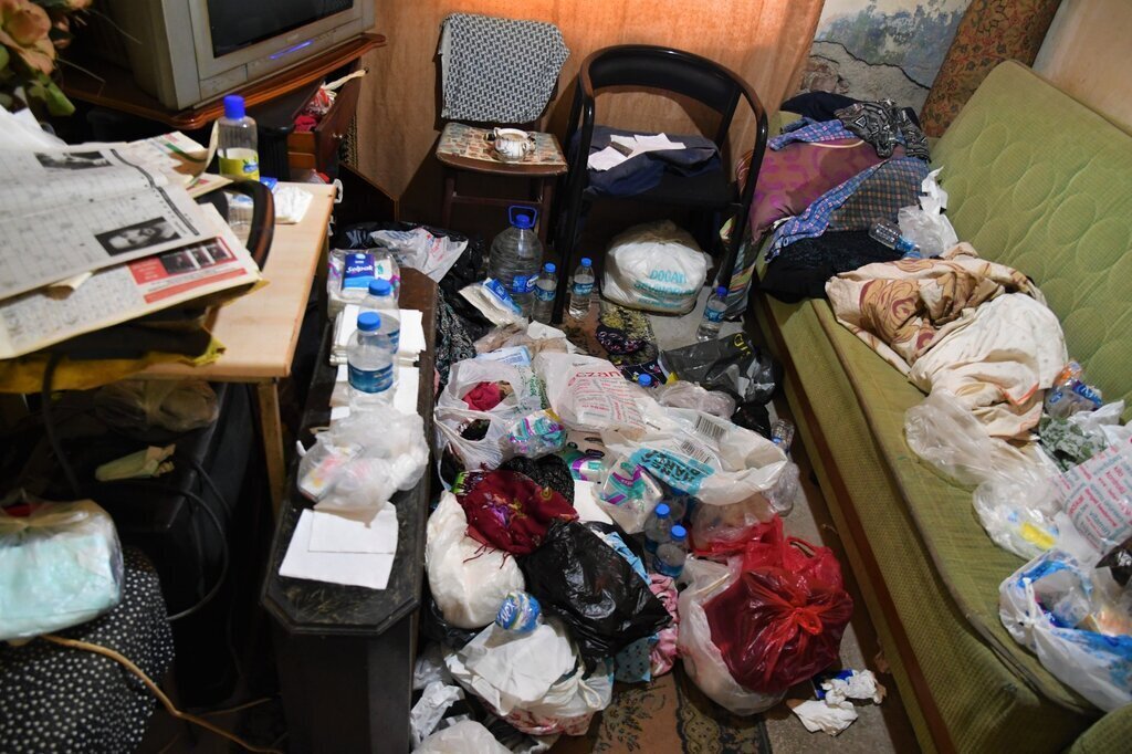 8 yildir cop biriktiren kadinin evinden 2 kamyon cop cikartildi