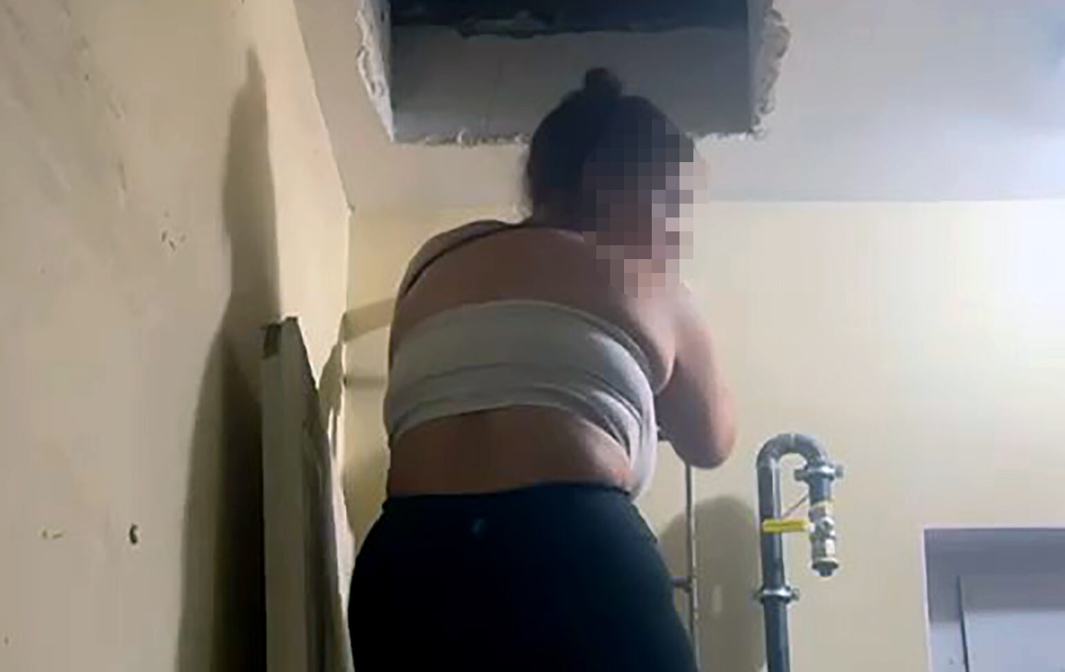 ADANA FUHUS OPERASYONUNDA POLISI GORUNC 891652 264680 e1756723661308