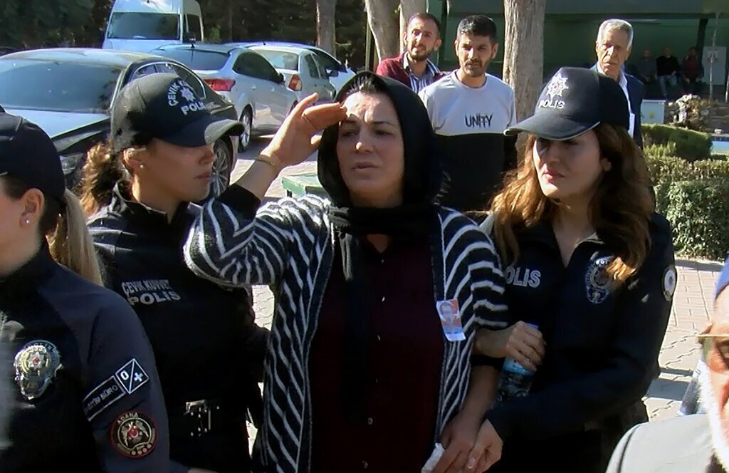 ADANA POLIS ESINI SON YOLCULUGUNA SELAM 408586 120414