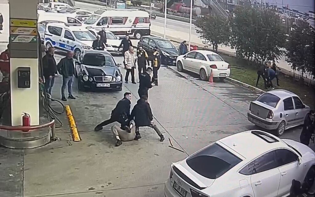 AKARYAKIT ISTASYONUNDA CALISANLAR ILE MU 459314 135609