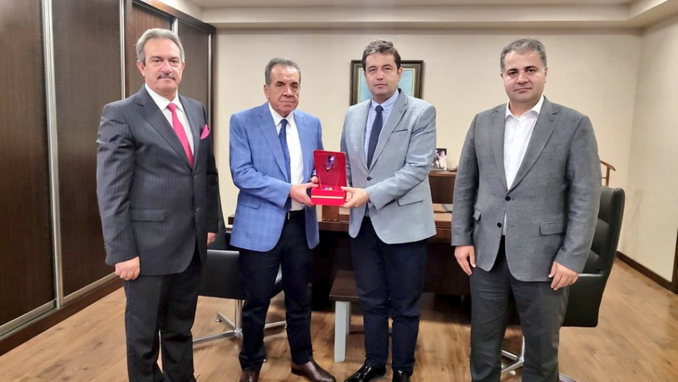 AKİYAD’dan Atakaş Şirketler Grubu Kurucusu ve Yönetim Kurulu Başkanı Atakaş’a plaket