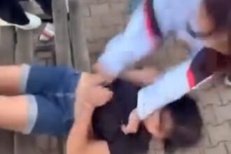 AKRANLARI KIZ OGRENCIYI TEKME YUMRUK D 1045609 310290 scaled e1764773570344