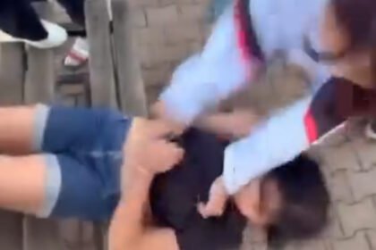 AKRANLARI KIZ OGRENCIYI TEKME YUMRUK D 1045609 310290 scaled e1764773570344