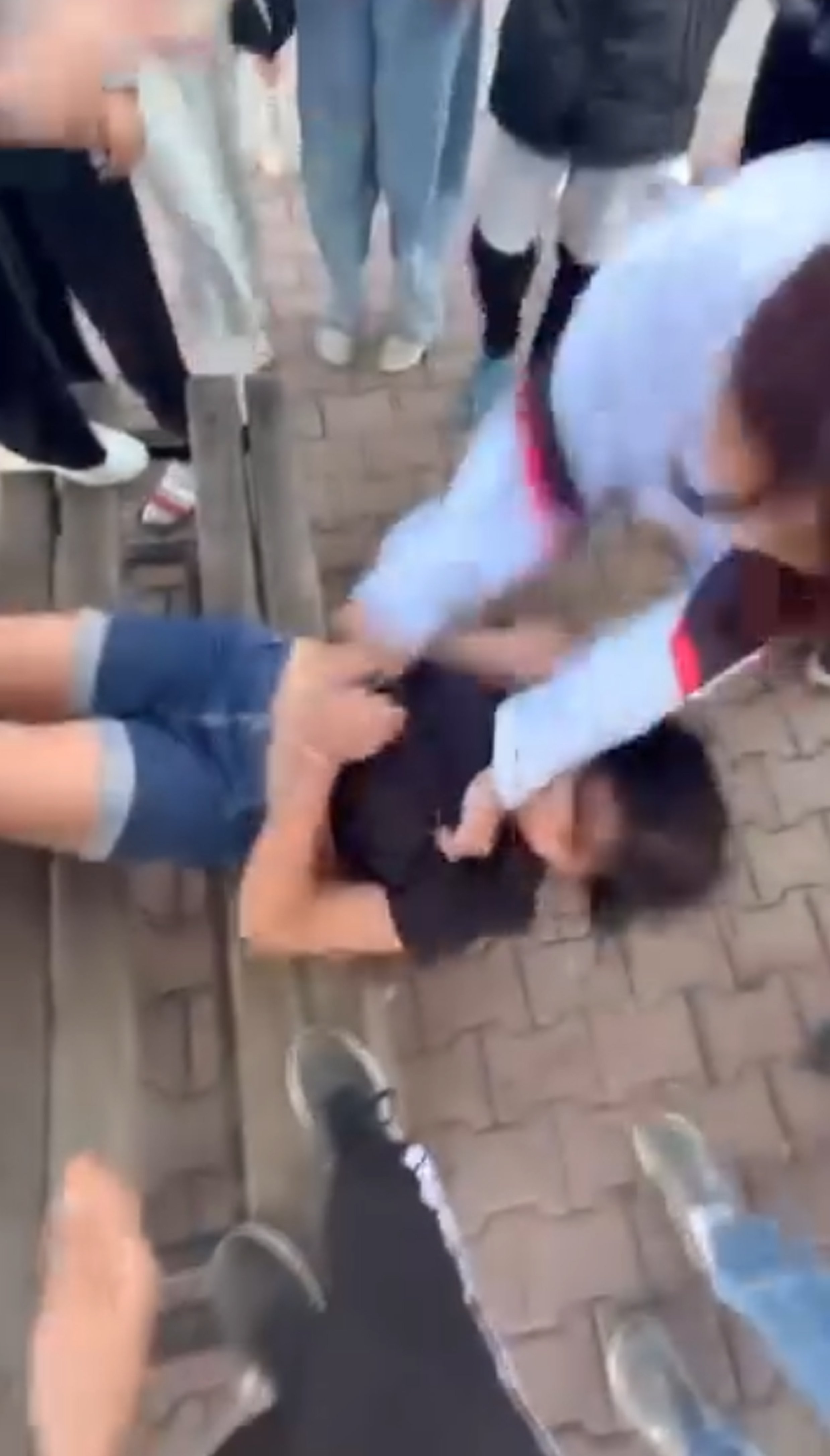 Akranları, kız öğrenciyi tekme- yumruk dövüp saçından s.