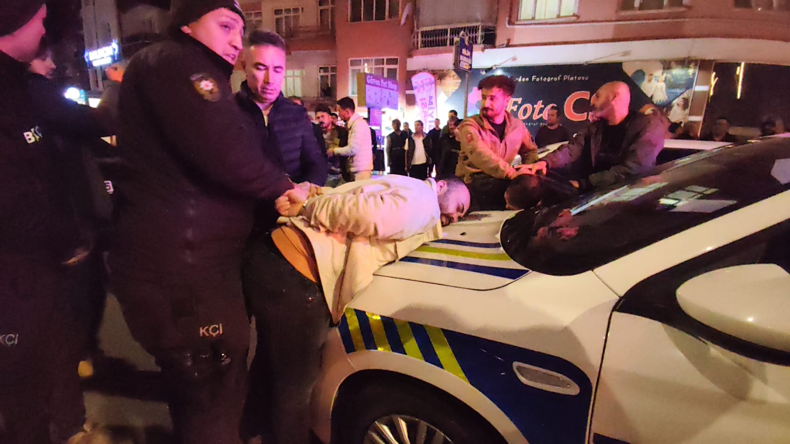 Alkollü sürücü kimlik isteyen şube müdürüne tekme attı