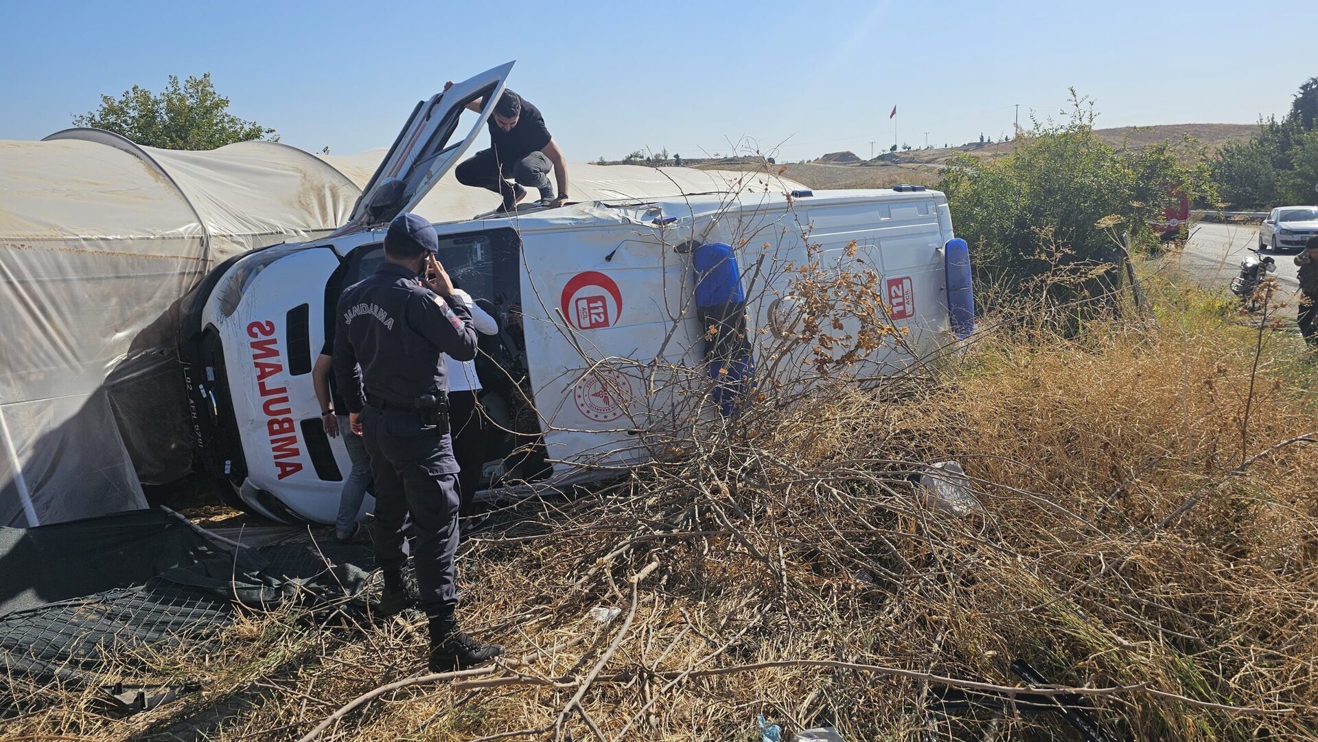 Ambulansla otomobil çarpıştı: 3'ü sağlık görevlisi, 8 ya