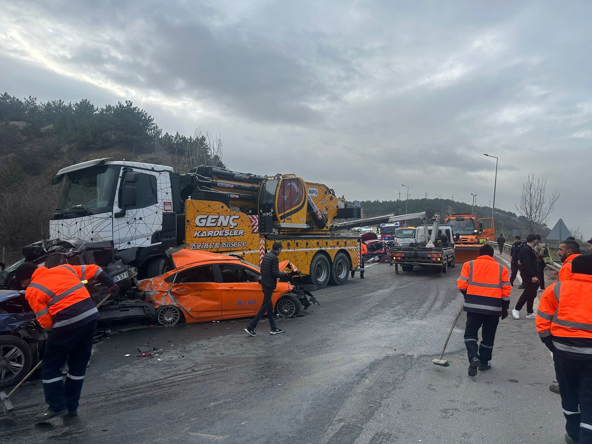 Ankara'da vinç, 13 araca çarptı; 5 yaralı