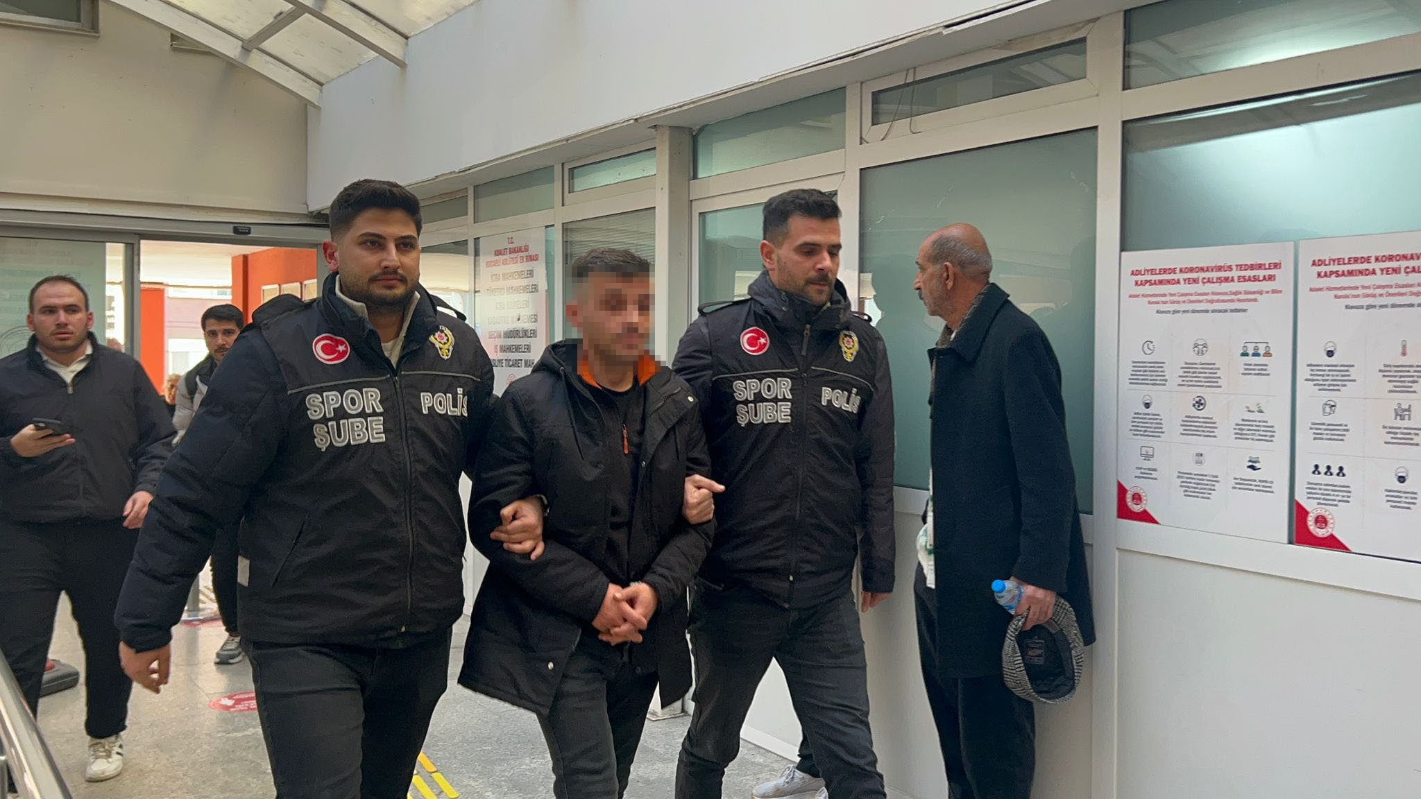 Antrenör, kadın hakeme saldırıp tokat attı