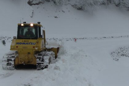 ARTVINDE KAR NEDENIYLE ARACLAR YOLDA KA 1063970 315704