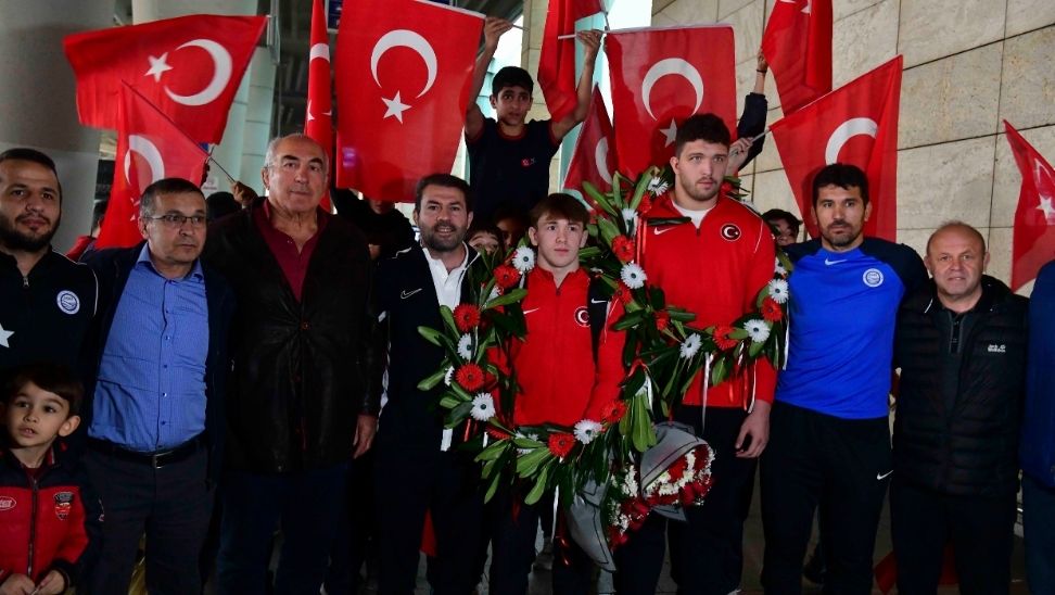 ASKİ sporlu milli güreşçilere Esenboğa Havalimanı’nda coşkulu karşılama