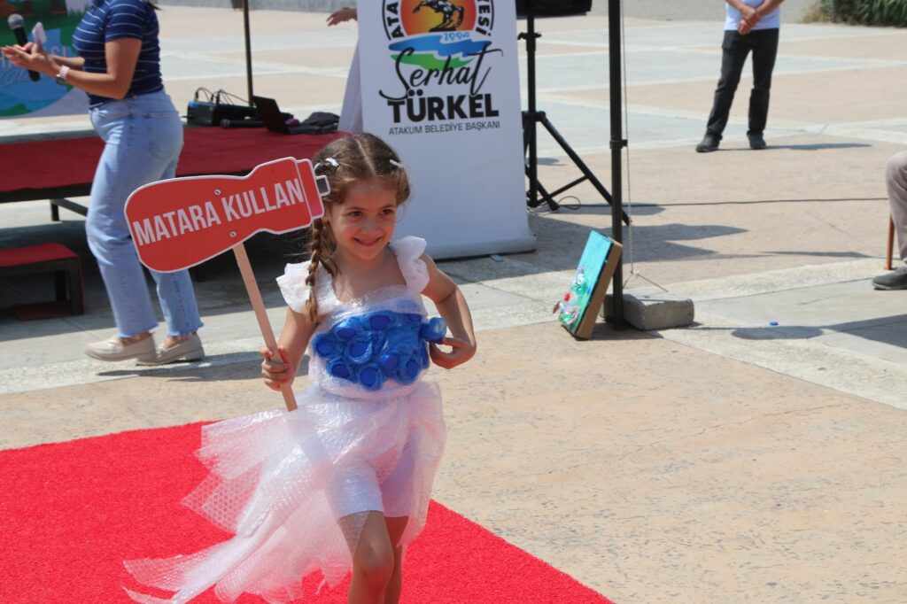 AtaÇocuklu miniklerden ‘Geri Dönüşüm’ defilesi