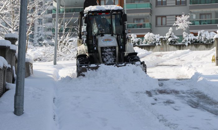 Atakum Belediyesi’nden aralıksız kar mücadelesi