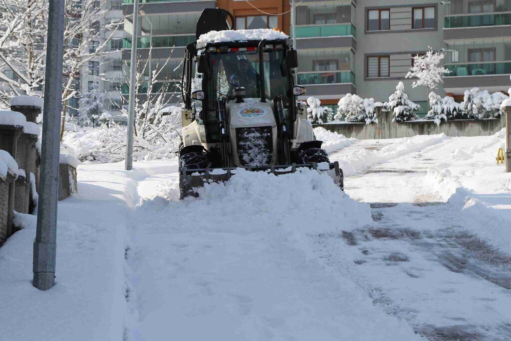 ATAKUM BELEDIYESINDEN ARALIKSIZ KAR MUCADELESI 7 scaled
