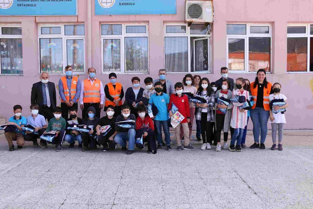 ATAKUM BELEDIYESINDEN OGRENCILERE HEDIYE SURPRIZI 5 scaled