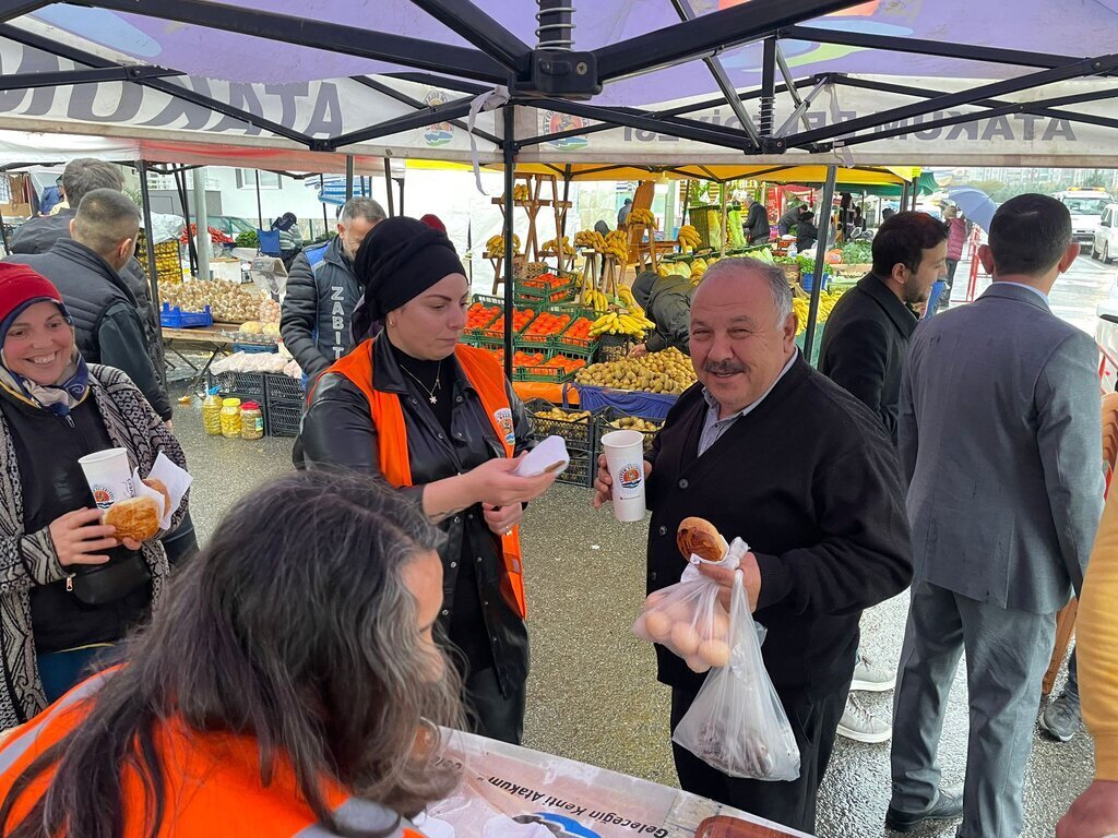 ATAKUM BELEDIYESINDEN OGRENCILERE VE ESNAFA SICAK CORBA 4