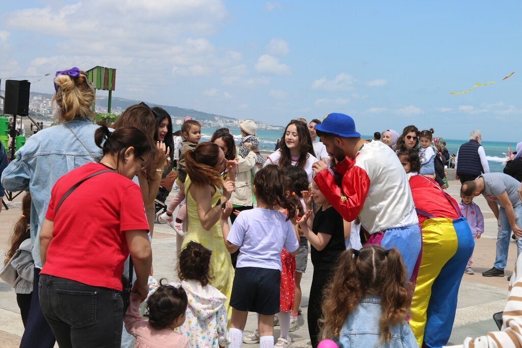 ATAKUM SAHILI UCURTMA SENLIGI ILE RENKLENDI 5