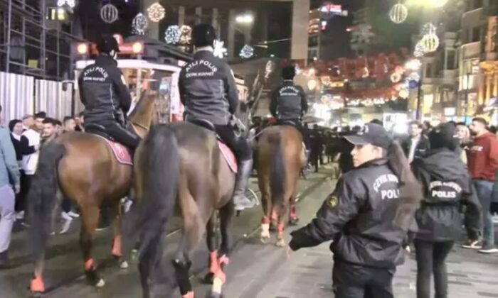 Atlı Polisler İstiklal Caddesi’nde Devriyede