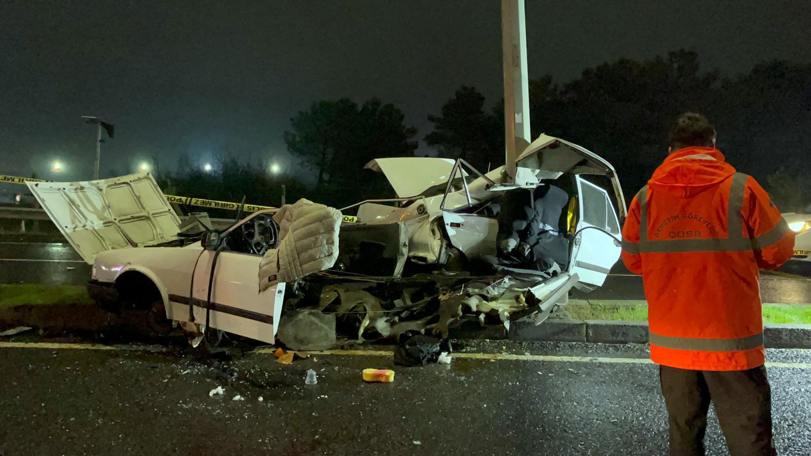 Aydınlatma direğine çarpan otomobil ikiye ayrıldı; sürüc.